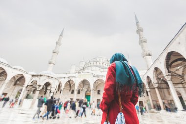 Genç Arap Camii önünde peçe giyen kadın