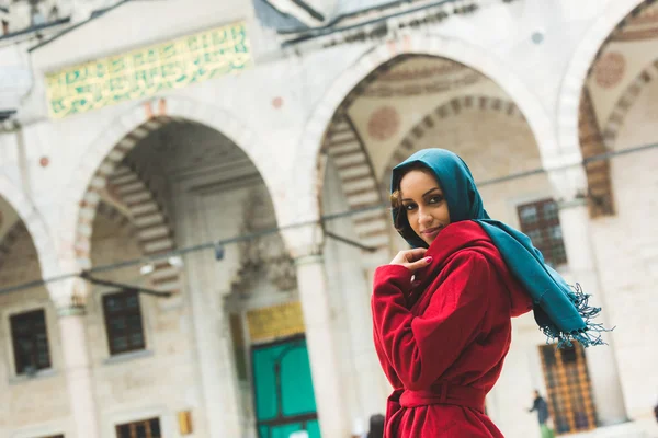 Mujer árabe joven con velo frente a una mezquita —  Fotos de Stock