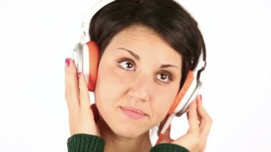 Üzgün genç kadın kulaklık ile müzik dinlemek