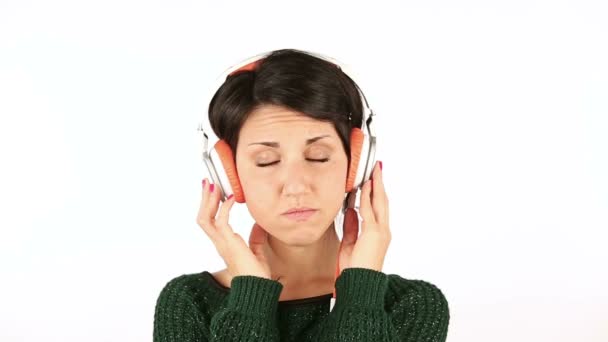 Mujer joven triste escuchando música con auriculares — Vídeo de stock