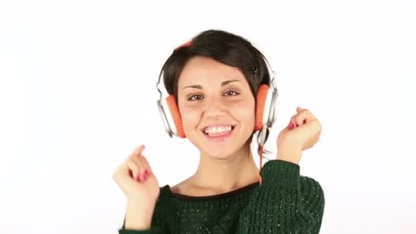 Mujer joven y feliz escuchando música con auriculares — Vídeo de stock