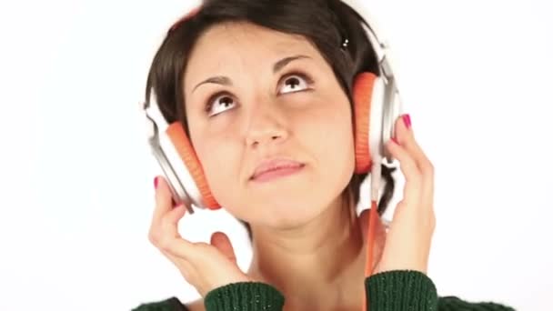 Mujer joven y feliz escuchando música con auriculares — Vídeos de Stock