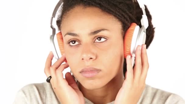 Mujer joven triste escuchando música con auriculares — Vídeo de stock