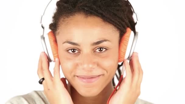 Νεαρή γυναίκα ακούει μουσική με ακουστικά και το φλερτ με τη φωτογραφική μηχανή — Αρχείο Βίντεο