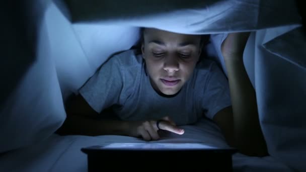 Legszebb nőjét ágynemű keretében digitális tabletta — Stock videók