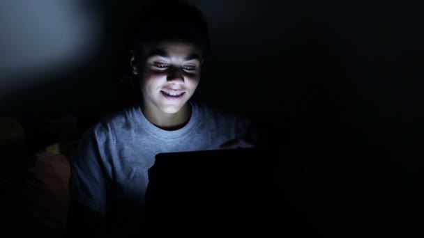 Mulher bonita usando tablet digital em um quarto escuro — Vídeo de Stock