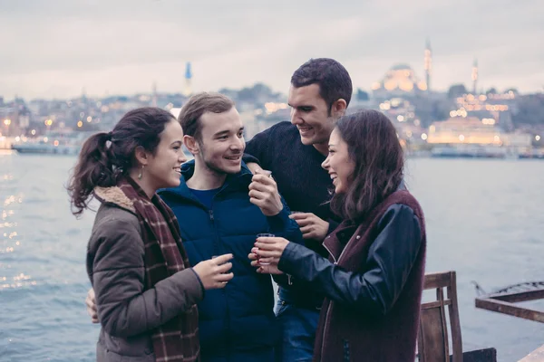 Groep van Turkse vrienden Cay, traditionele thee drinken — Stockfoto