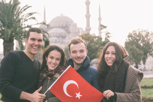 Группа турецких друзей в Стамбуле — стоковое фото