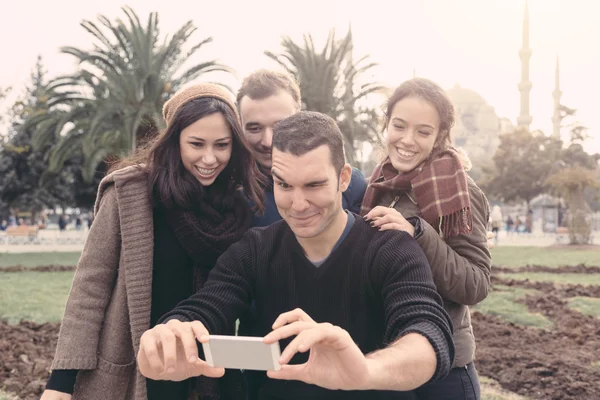 Grupo de amigos turcos tomando Selfie em Istambul — Fotografia de Stock