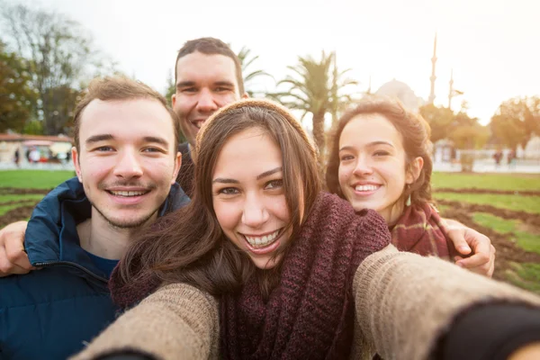 Група турецьких друзів, прийняття Selfie в Стамбулі — стокове фото