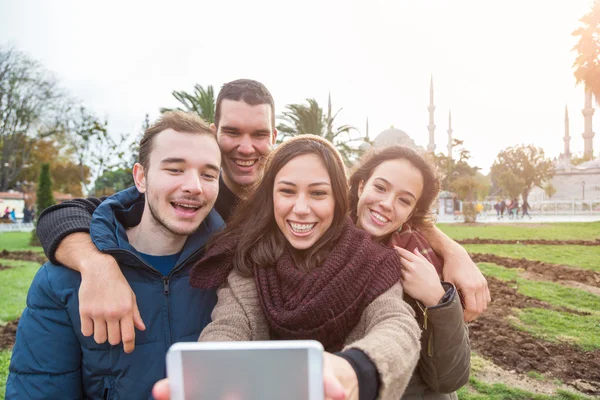 Група турецьких друзів, прийняття Selfie в Стамбулі — стокове фото