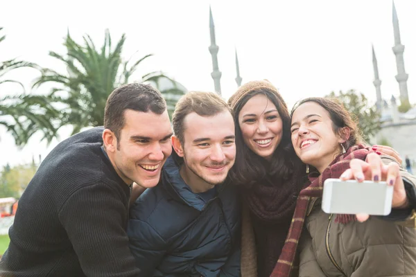 Ομάδα από Τούρκους φίλους λαμβάνοντας Selfie στην Κωνσταντινούπολη — Φωτογραφία Αρχείου