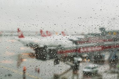 Yağmur damlaları Havaalanı penceresinde