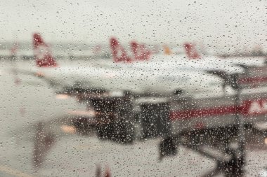 Yağmur damlaları Havaalanı penceresinde