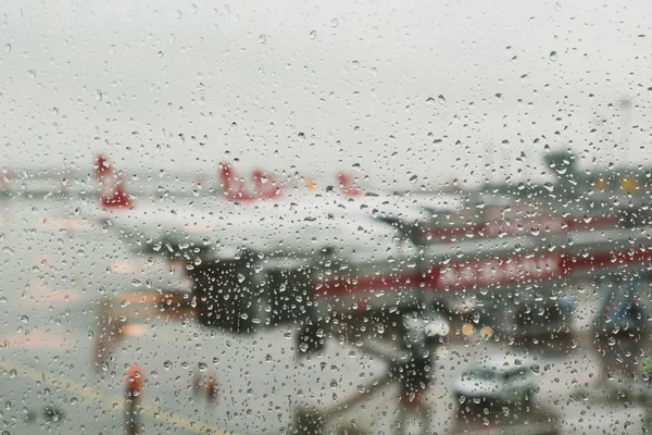 Gotas de chuva na janela do aeroporto — Fotografia de Stock
