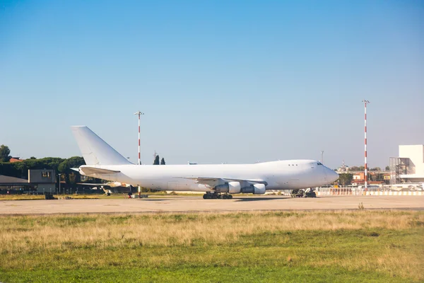เครื่องบินขนส่งสินค้าขนาดใหญ่ที่ลานจอดรถสนามบิน — ภาพถ่ายสต็อก
