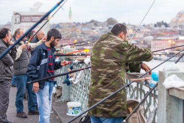 Istanbul, Türkiye - 25 Ekim 2014: Çok sayıda balıkçı o Balık tutma