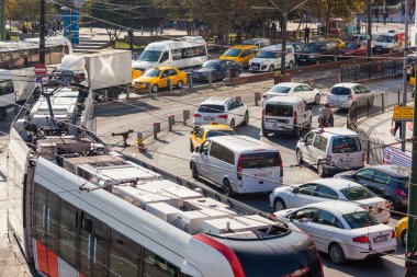 Istanbul, Türkiye - 24 Ekim 2014: Gala yanında çok işlek yol