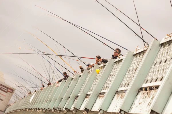 ISTANBUL, TURCHIA - 26 OTTOBRE 2014: Tanti pescatori che pescano o — Foto Stock