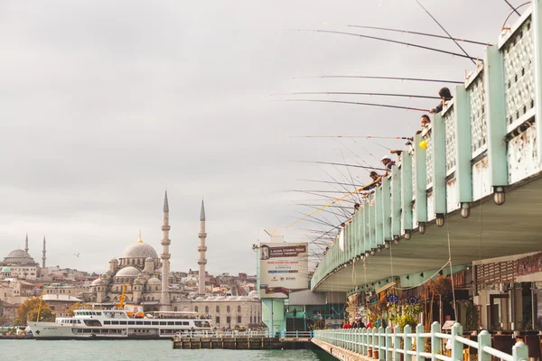 Istanbul, Türkei - 26. Oktober 2014: Blick auf yeni camii (das neue — Stockfoto