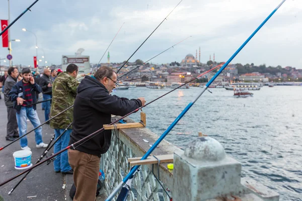 ISTANBUL, TURKEY - OCTOBER 25, 2014: Lots of fishermen fishing o — Stock Photo, Image