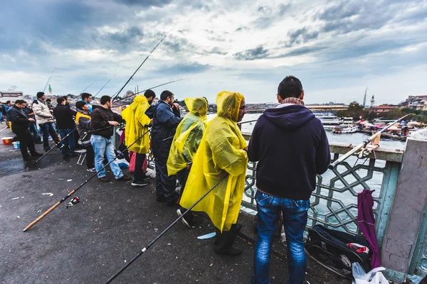 Istanbul, Turecko - 25. října 2014: Spousta rybářů loví o — Stock fotografie