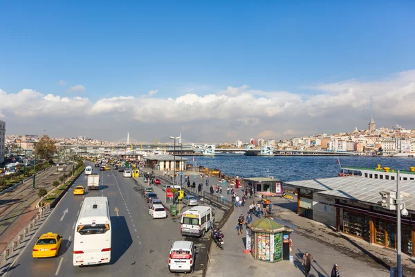 ISTANBUL, TURKEY - OCTOBER 24, 2014: Very busy road next to Gala — Stock Photo, Image