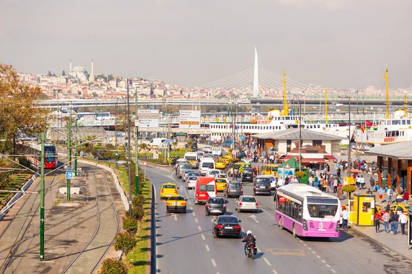 ISTANBUL, TURKEY - OCTOBER 24, 2014: Very busy road next to Gala — Stock Photo, Image