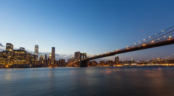 Skyline del centro de Nueva York al anochecer — Foto de Stock