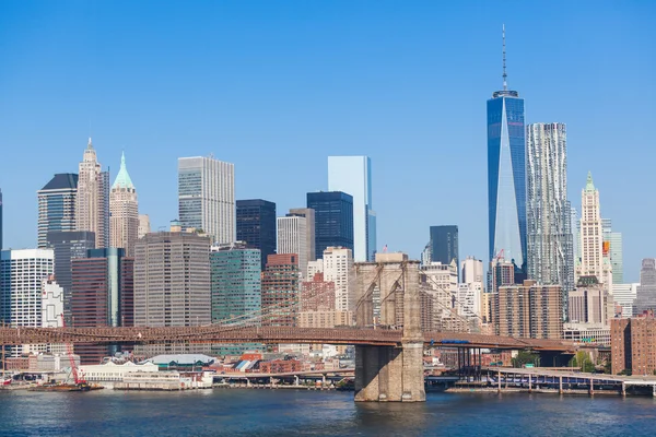 Brooklyn Bridge y Downtown Skyline en Nueva York — Foto de Stock