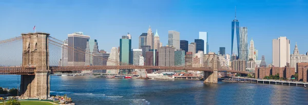 Brooklyn Bridge y Downtown Skyline en Nueva York — Foto de Stock