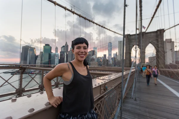 Glad ung kvinna på Brooklyn Bridge — Stockfoto