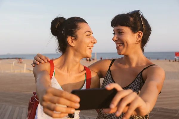 Vackra unga kvinnor som tar Selfie i Coney Island — Stockfoto