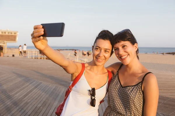 코니 아일랜드에서 Selfie를 복용 하는 아름 다운 젊은 여성 — 스톡 사진