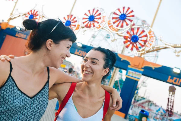 Piękne młode kobiety w Coney Island w zachód słońca — Zdjęcie stockowe