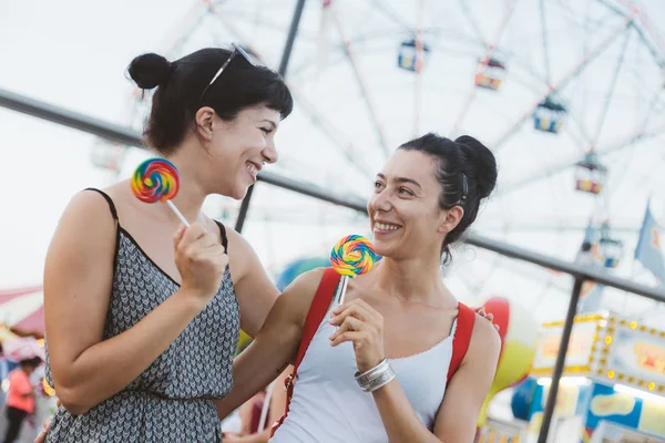 Mutlu genç kadınlar lolipop yemek — Stok fotoğraf