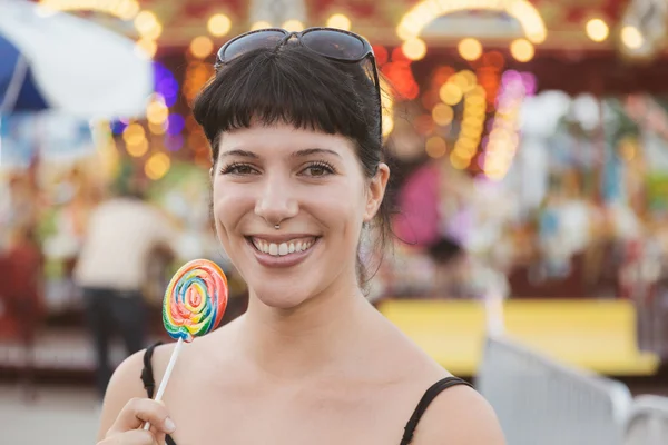 Felice Giovane Donna mangiare lecca-lecca — Foto Stock