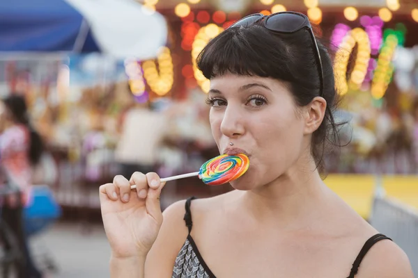 Glad ung kvinna äta Lollipop — Stockfoto