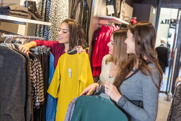 Drie vrouwen in een kledingwinkel — Stockfoto