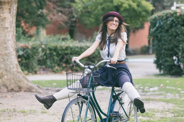 Старая модная женщина на велосипеде в парке — стоковое фото