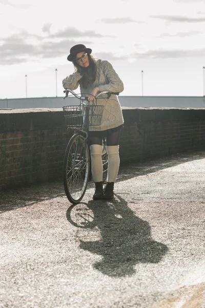 Vieja mujer de moda con bicicleta en la ciudad — Foto de Stock