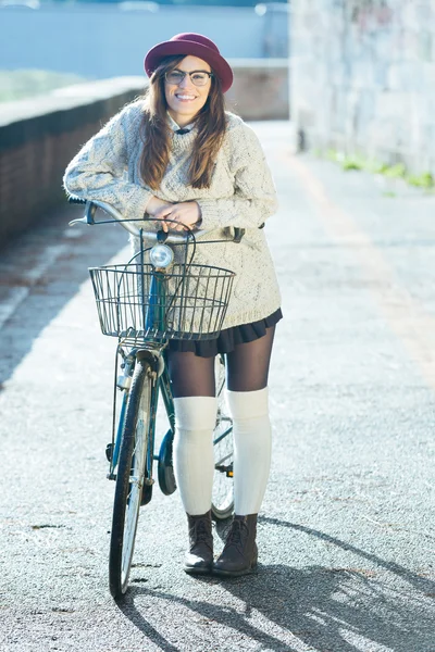 Vieja mujer de moda con bicicleta en la ciudad — Foto de Stock