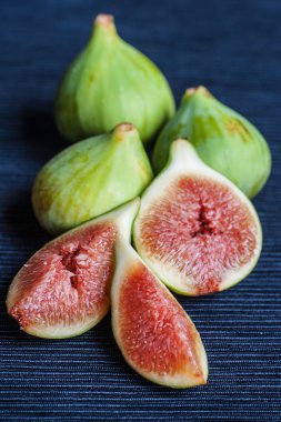 Mavi arka plan incir