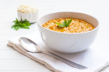 Mercimek, kabak ve köri ile sebze çorbası