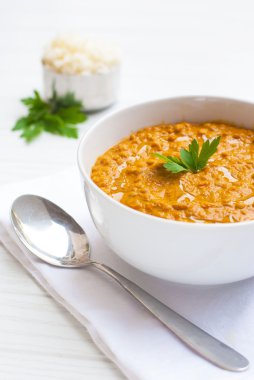Mercimek, kabak ve köri ile sebze çorbası