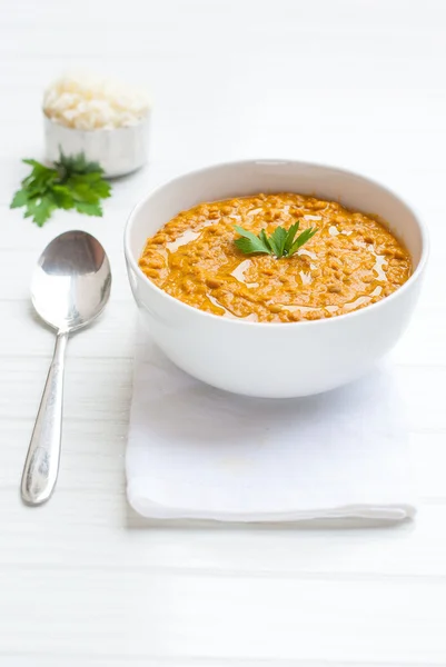 Овощной суп с чечевицей, тыквой и карри — стоковое фото