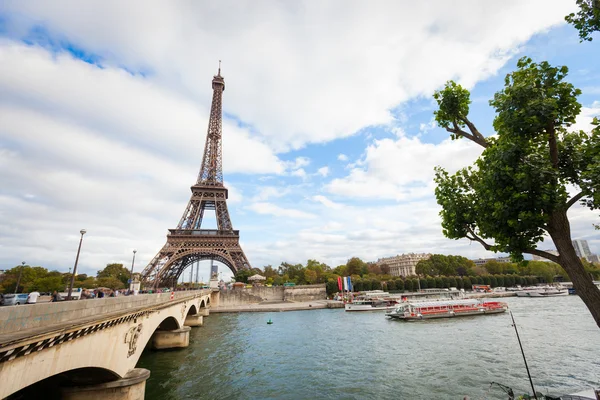 Bulutlu bir günde Paris'te Eyfel Kulesi — Stok fotoğraf