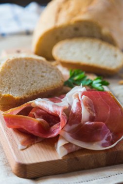 Ekmek ve jambon dilimleri kesme tahtası