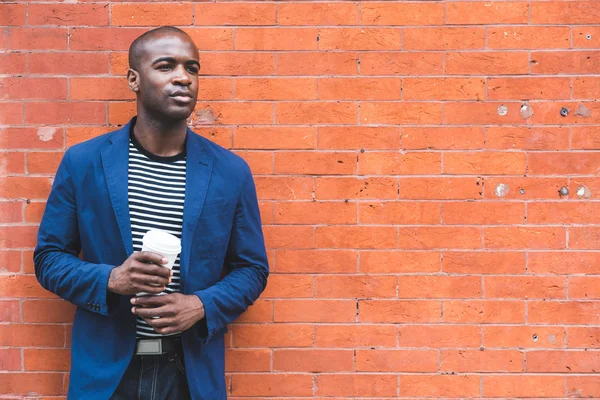 Portret czarny facet trzyma kawy — Zdjęcie stockowe