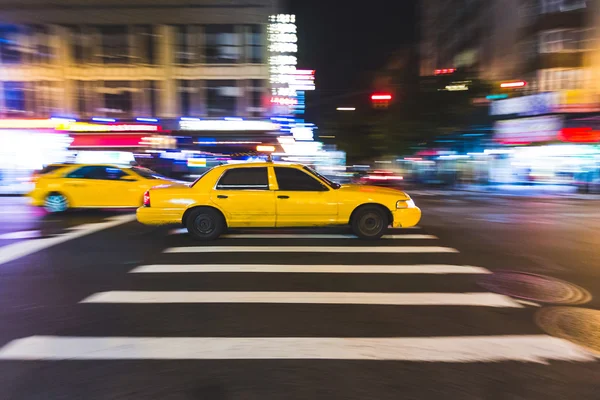 Rychle, Taxy, běží na ulici — Stock fotografie